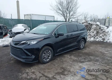 2021 Toyota Sienna Le z USA, uszkodzony, nr VIN 5TDKRKEC5MS063823